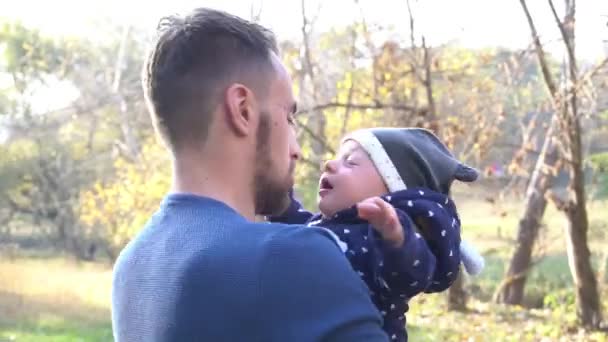 Dad Son Having Fun Sunny Autumn Day City Park — ストック動画