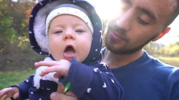 Slow Motion Feliz Familia Padre Hijo Bebé Jugando Riendo Otoño — Vídeo de stock