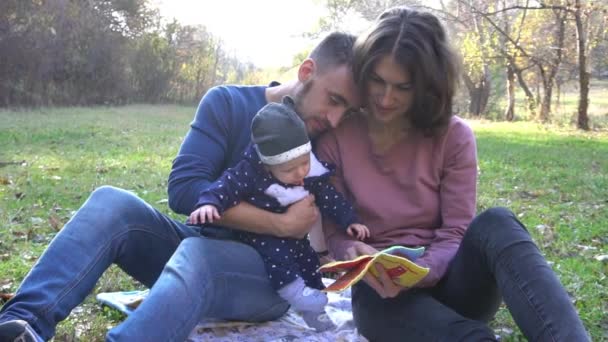 Slow Motion Família Feliz Parque Outono — Vídeo de Stock