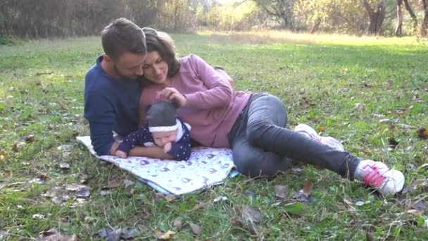 Slow Motion Family Enjoying Season Girl Woods — Stockvideo