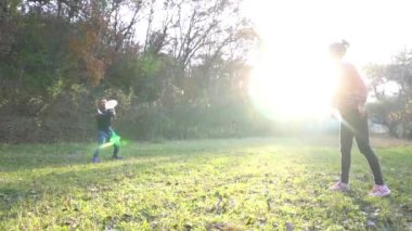 kadın bir disk, arka plan üzerinde bekleyen arkadaş atar