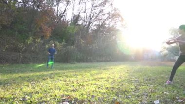 Slow Motion genç ve yakışıklı adam frizbi oynuyor