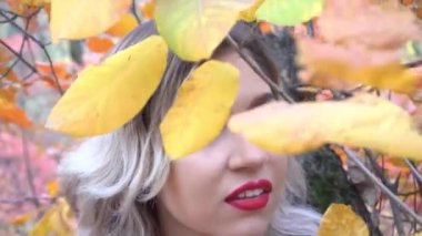 4K Sonbahar kızı şehir parkında oynuyor