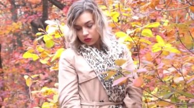 güzel sonbahar Park, genç kadın kavramı sonbahar