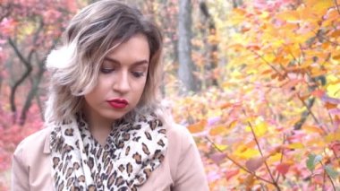 Slow Motion Güzel sarışın kadın - Renkli sonbahar portresi