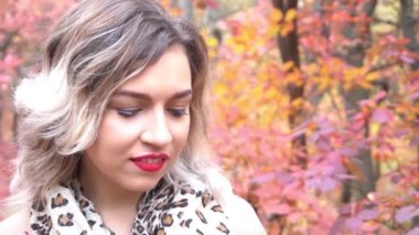 Slow Motion Sonbahar Parkta güzel bir kızın portresi. 