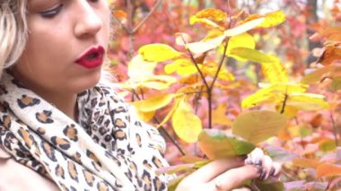 Slow Motion Sonbahar parkında zarif bir kadın