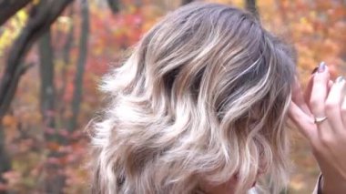 Slow Motion Mutlu kız sonbahar parkında kitap okuyor.