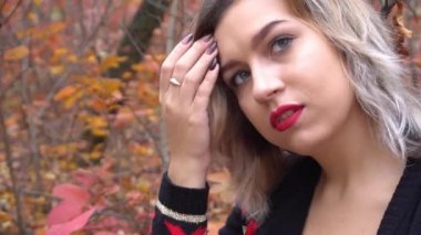 Güzel kız sonbahar ormanlarında kitap okuyor, sonbahar mevsimi konsepti ve kitap okuyor.