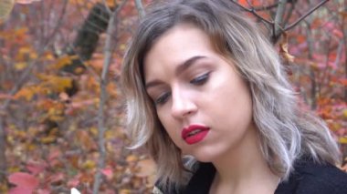 Yavaş Çeken Kadın kitabı okudu.