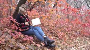 Slow Motion Güzel kadın sonbahar sezonunda parkta vakit geçiriyor.