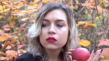 Sonbahar parkında kırmızı elmalı Yavaş Hareketli Kadın