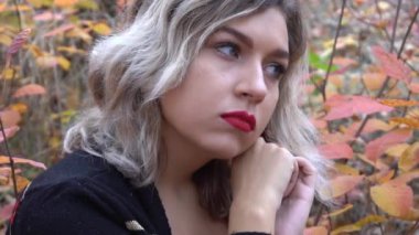 Slow Motion Sonbahar arka planında çok güzel bir genç bayan. Kapat. 