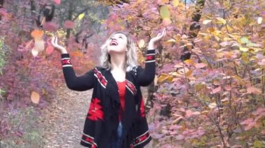 Kız eli, sonbahar ağacı orman özgürlüğü kavramı ile yükselir.