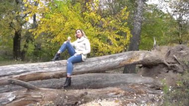 Slow Motion Joyful mankeni. Pozitif ruh hali. Sonbahar günü