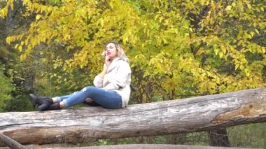 Slow Motion Genç güzel bayan sonbahar parkında.