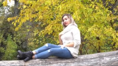 Slow Motion Genç Moda Kızı Sonbahar Parkı 'nda