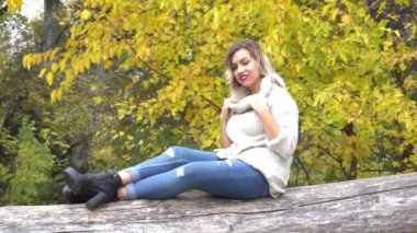 Slow Motion Parkta sonbaharda zarif bir kadın