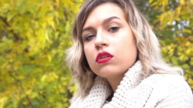 Slow Motion Parktaki gülen kadın portresini kapat