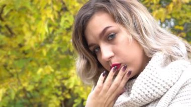 Slow Motion Sonbaharda gülümseyen güzel bir genç kadın