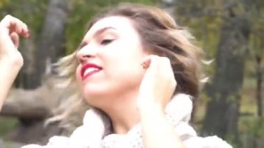 Güzel sarışın gülümseyen kadının sonbahar portresi