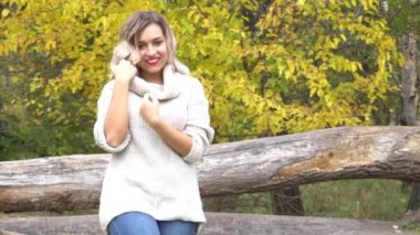 Slow Motion apandisit hastası genç bir kadın sonbahar parkında yapraklarla eğleniyor. Güzel 