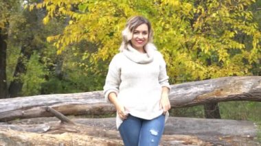 Slow Motion Moda, şık bir kadının sonbahar portresi, poz.