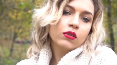 Slow Motion kıpkırmızı dudaklı gülen sonbahar kadını