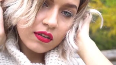 Slow Motion kadın sonbahar portresi. Moda kızı dışarıda. Sonbahar kadını eğleniyor.