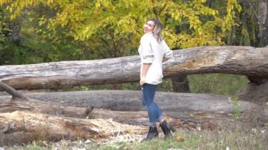 Bayan sonbahar ormanında olmaktan zevk alıyor, doğa. Güzel, beyaz, sarışın kadın.