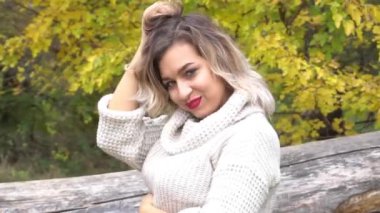 Genç güzel Bayan sonbahar yaprakları çevrili