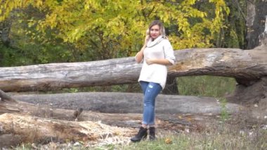 Slow Motion Güz renginde elbiseli genç kadın