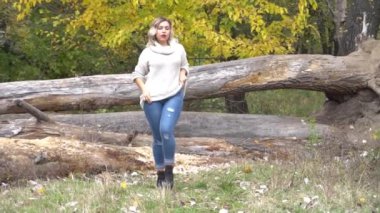 Slow Motion Mutlu kadın sıcak sonbahar gününün tadını çıkarıyor