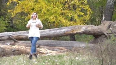 sonbahar parkta yürüyen güzel mutlu genç kadın