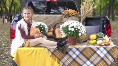 Slow Motion kızı Cadılar Bayramı 'nı kutluyor ve eğleniyor. Çocuklar şaka mı şeker mi?