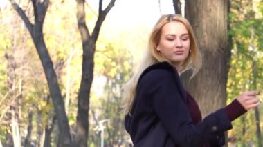 Güz Arkaplanındaki Güzel Esmer Kadın Yavaş Çekim Portresi