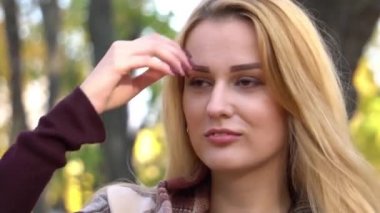 Sonbahar arka planında genç ve güzel bir kadın. Çekici bir genç kızın portresi.