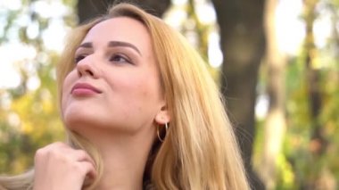 Yavaş Çekim Güzel zarif kadın Sonbaharda parkta duruyor