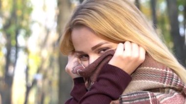 Slow Motion Sonbahar portresi Sarışın güzel bir kadın 