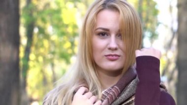 Güz ağacı arka planında Güzel bir genç kadının Yavaş Hareketli Portresi