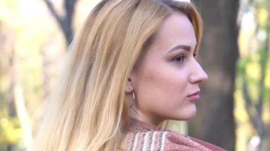 Güz ağacı arka planında Güzel bir genç kadının Yavaş Hareketli Portresi