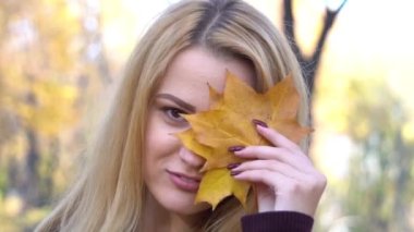 Slow Motion Lady 'nin toplanması sonbahar doğasını geride bırakıyor. Hayalci kız.