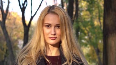 Slow Motion güzel kız, sarı sonbaharda kısa sarı saçlı.