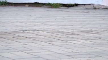 Slow Motion Woman 'ın yüksek topuklu ayakkabıları şehir çıkışında merdivenlerde yürüyor.