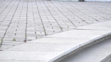 Bacaklar ve ayaklar. Şehirde dolaşan genç kız