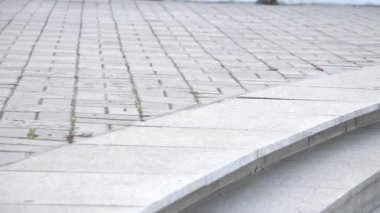 Yavaş Hareketli Kız 'ın bacağı ve topuklu siyah çizmeleri. Sokak tarzı.