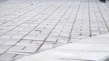 Paris 'in kaldırım taşı sokağında genç kadın bacaklarına yakın çekim 