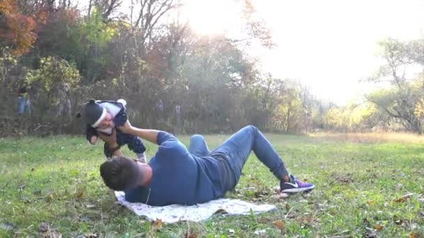 Jeune Père Jouant Avec Son Bébé — Video