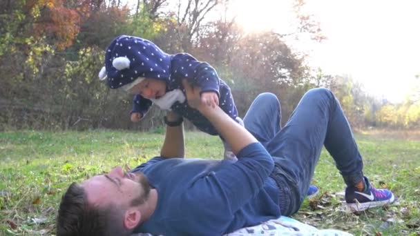 Slow Motion Feliz Sonriente Padre Bebé — Vídeo de stock