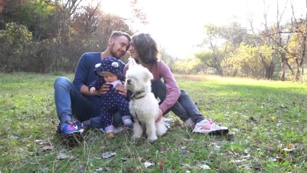 Slow Motion Família Jovem Feliz Com Cão Divertir Livre — Vídeo de Stock